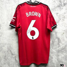 將圖片載入圖庫檢視器 2025-26 曼聯｜主場｜#6 布朗｜親筆簽名｜BNWT｜Asia XL｜2025-26 Manchester United Home #6 Brown with signature ( Asia XL )
