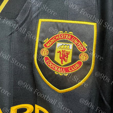 將圖片載入圖庫檢視器 《原裝復刻》1993-95 曼聯｜官方復刻作客長䄂｜連復刻字章｜BNWT｜1993-95 Manchester United Official Retro Thirs L/S with retro printing( Multiple Sizes )
