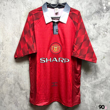 Load image into Gallery viewer, 《原裝復刻》1996-98 曼聯｜官方復刻主場｜連復刻字章｜BNWT｜1996-98 Manchester United Official Retro Home with retro printing ( Multiple Sizes )

