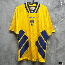 將圖片載入圖庫檢視器 《原裝復刻》 1994-96 瑞典｜原裝復刻主場｜BNWT｜ 1994-96 Sweden x Adidas Home Official Reissue ( Multiple Sizes )
