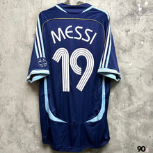 將圖片載入圖庫檢視器 《原裝復刻》 2006-07 阿根廷｜原裝復刻作客｜#19 美斯｜BNWT｜ 2006-07 Argentina x Adidas Home Official Reissue ( Multiple Sizes )
