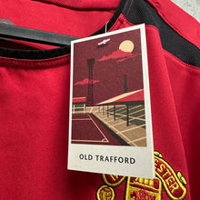 Load image into Gallery viewer, 《原裝復刻》2002-04 曼聯｜官方復刻主場｜連復刻字章｜BNWT｜2002-04 Manchester United Official Retro Home with retro printing ( Multiple Sizes )
