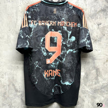 Load image into Gallery viewer, 《 拍賣貨品 》 2024-25 拜仁慕尼黑｜作客｜#9 哈利簡尼｜BNWT｜Asia L
