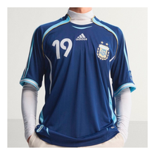 將圖片載入圖庫檢視器 《原裝復刻》 2006-07 阿根廷｜原裝復刻作客｜#19 美斯｜BNWT｜ 2006-07 Argentina x Adidas Home Official Reissue ( Multiple Sizes )
