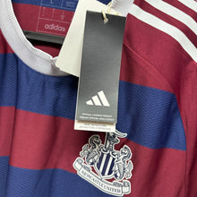 Load image into Gallery viewer, 2024-25 紐卡素｜作客｜球員版｜#14 伊薩｜英超Full Set｜BNWT｜L｜2024-25 Newcastle Away #14 Isak EPL Version authentic ( L )
