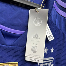 Load image into Gallery viewer, 2022 阿根廷｜2星作客｜球員版｜2021 美洲杯冠軍章｜#10 美斯｜BNWT｜Asia L｜2022 Argentina Away Player Version #10 Messi With 2021 Copa America Campeón Badge ( Asia L )
