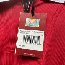 將圖片載入圖庫檢視器 《原裝復刻》1998-00 曼聯｜官方復刻主場長袖｜連復刻字章｜BNWT｜1998-00 Manchester United Official Retro Home L/S with retro printing ( Multiple Sizes )
