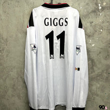 將圖片載入圖庫檢視器 《原裝復刻》1997-99 曼聯｜官方復刻作客｜連復刻字章｜BNWT｜1997-99 Manchester United Official Retro Away L/S with retro printing ( Multiple Sizes )
