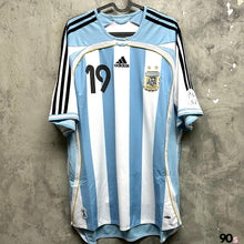Load image into Gallery viewer, 《原裝復刻》 2006-07 阿根廷｜原裝復刻主場｜#19 美斯｜BNWT｜2006-07 Argentina x Adidas Home Official Reissue ( Multiple Sizes )
