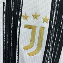 Load image into Gallery viewer, 2020-21 祖雲達斯｜主場｜#14 麥堅尼｜超級盃 Full Set｜更衣室球員版｜90% New｜Size 7｜2020-21 Juventus Home #14 Mckenne Supercup Version Player Issue ( Size 7 )
