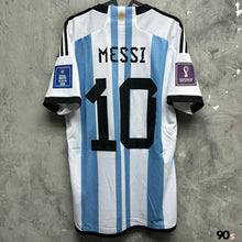 Load image into Gallery viewer, 2022 阿根廷｜2星主場｜2022世界盃决賽｜#10 美斯｜ BNWT｜Asia L｜2022 Argentina Home｜World Cup 2022 Final｜#10 Messi ( Asia L )
