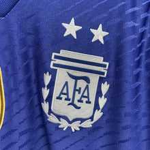 Load image into Gallery viewer, 2022 阿根廷｜2星作客｜球員版｜2021 美洲杯冠軍章｜#10 美斯｜BNWT｜Asia L｜2022 Argentina Away Player Version #10 Messi With 2021 Copa America Campeón Badge ( Asia L )
