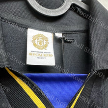 將圖片載入圖庫檢視器 《原裝復刻》1993-95 曼聯｜官方復刻作客長䄂｜連復刻字章｜BNWT｜1993-95 Manchester United Official Retro Thirs L/S with retro printing( Multiple Sizes )
