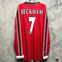 將圖片載入圖庫檢視器 《原裝復刻》1998-00 曼聯｜官方復刻主場長袖｜連復刻字章｜BNWT｜1998-00 Manchester United Official Retro Home L/S with retro printing ( Multiple Sizes )
