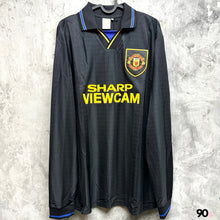 將圖片載入圖庫檢視器 《原裝復刻》1993-95 曼聯｜官方復刻作客長䄂｜連復刻字章｜BNWT｜1993-95 Manchester United Official Retro Thirs L/S with retro printing( Multiple Sizes )
