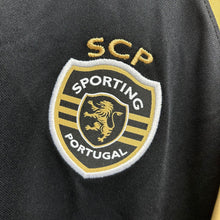 將圖片載入圖庫檢視器 2023-24 士呠亭｜ x CR7 特別版｜#28 C朗拿度｜BNWT｜XL｜2023-24 Sporting Special #28 C.Ronaldo ( XL )
