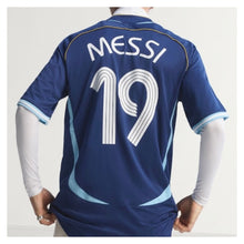 將圖片載入圖庫檢視器 《原裝復刻》 2006-07 阿根廷｜原裝復刻作客｜#19 美斯｜BNWT｜ 2006-07 Argentina x Adidas Home Official Reissue ( Multiple Sizes )
