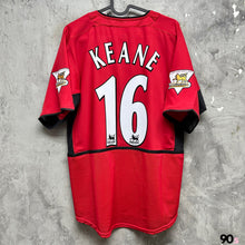 Load image into Gallery viewer, 《原裝復刻》2002-04 曼聯｜官方復刻主場｜連復刻字章｜BNWT｜2002-04 Manchester United Official Retro Home with retro printing ( Multiple Sizes )
