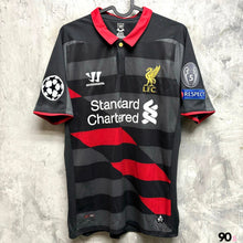 Load image into Gallery viewer, 2014-15 利物浦｜第二作客｜#4 謝拉特｜歐聯 Full Set｜90% New｜S｜2014-15 Liverpool Third #4 Gerrard UCL Version ( S )
