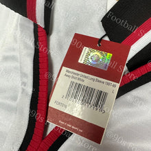 將圖片載入圖庫檢視器 《原裝復刻》1997-99 曼聯｜官方復刻作客｜連復刻字章｜BNWT｜1997-99 Manchester United Official Retro Away L/S with retro printing ( Multiple Sizes )
