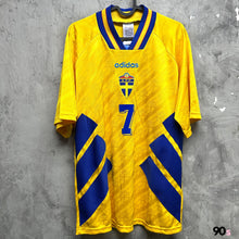 將圖片載入圖庫檢視器 《原裝復刻》 1994-96 瑞典｜原裝復刻主場｜BNWT｜ 1994-96 Sweden x Adidas Home Official Reissue ( Multiple Sizes )
