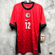 將圖片載入圖庫檢視器 2024-25 香港｜主場｜連印字｜BNWT｜2024-25 Hong Kong Home with Printing ( Multiple Sizes )
