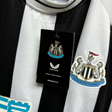 Load image into Gallery viewer, 2022-23 紐卡素｜主場｜球員版｜#14 伊薩｜英超 Full Set｜BNWT｜L｜2022-23 Newcastle Home #14 Isak EPL Version authentic ( L )
