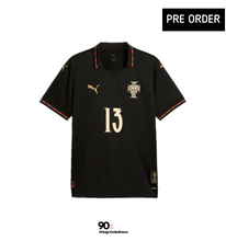 將圖片載入圖庫檢視器 2025-26 葡萄牙｜尤西比奧特別版｜球員版 Box Set｜BNWT｜2025-26 Portugal Puma Eusebio Special Edition Authentic Box Set （ Multiple Sizes )
