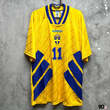 將圖片載入圖庫檢視器 《原裝復刻》 1994-96 瑞典｜原裝復刻主場｜BNWT｜ 1994-96 Sweden x Adidas Home Official Reissue ( Multiple Sizes )
