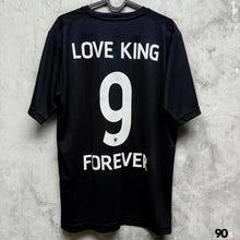 將圖片載入圖庫檢視器 2016-17 泰國｜特別版｜#9 Love King Forever｜BNWT｜XL｜2016-17 Thailand Special #9 Love King Forever ( XL )
