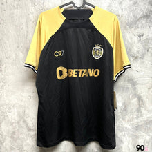 將圖片載入圖庫檢視器 2023-24 士呠亭｜ x CR7 特別版｜#28 C朗拿度｜BNWT｜XL｜2023-24 Sporting Special #28 C.Ronaldo ( XL )
