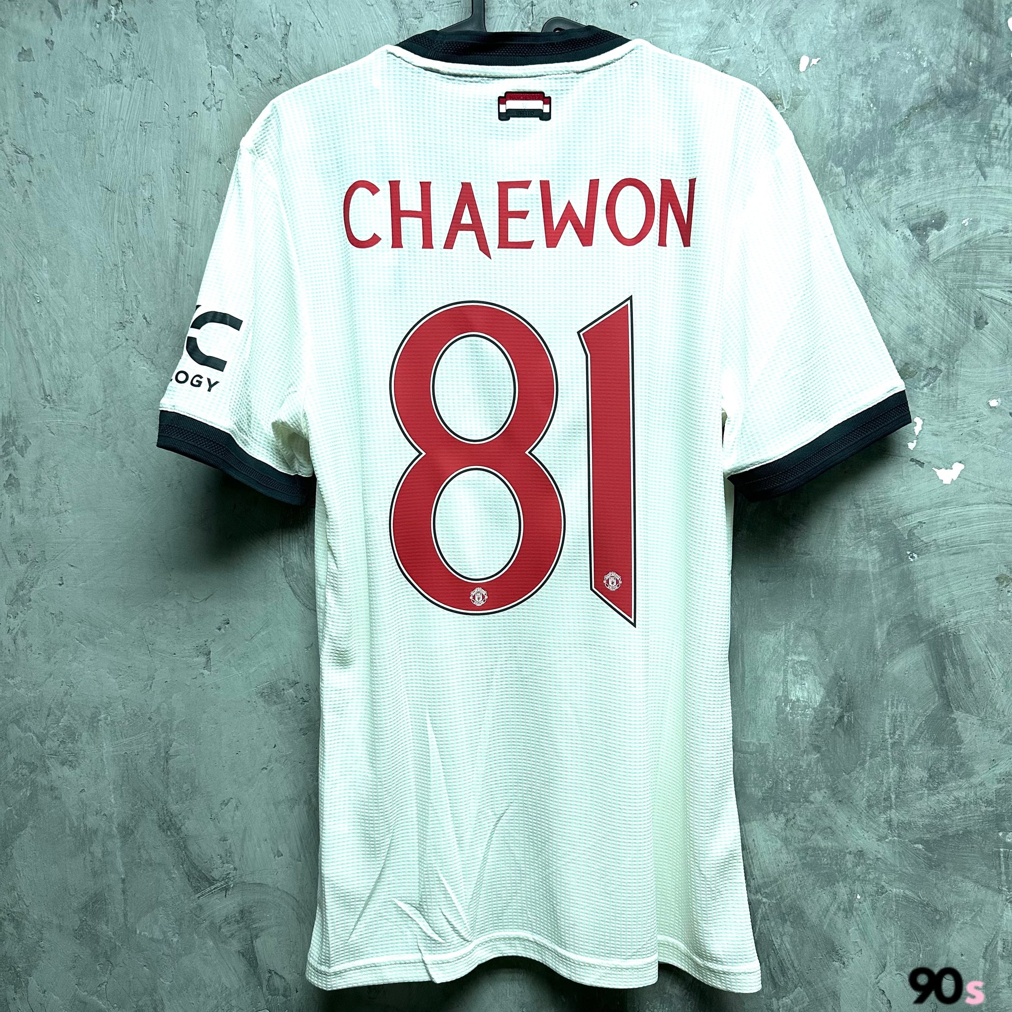 Manchester United x LE SSERAFIM Collection – 90s Football Store