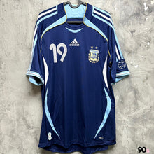 將圖片載入圖庫檢視器 《原裝復刻》 2006-07 阿根廷｜原裝復刻作客｜#19 美斯｜BNWT｜ 2006-07 Argentina x Adidas Home Official Reissue ( Multiple Sizes )
