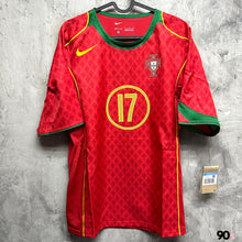 將圖片載入圖庫檢視器 《原裝復刻》 2004 葡萄牙｜主場復刻｜連印字｜BNWT｜2004 Portugal Home Reissue with Printing ( Multiple Sizes )
