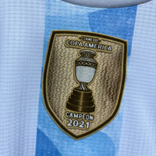 Load image into Gallery viewer, 2021-22 阿根廷｜主場｜球員版｜2021 美洲杯冠軍章｜世界盃外圍賽 Full Set｜#21 戴巴拿｜95% New｜Size 6｜2021-22 Argentina Home #21 Dybala Player Issue authentic with 2021 Copa America Campeón Badge &amp; World Cup Qualifiers ( Size 6 )
