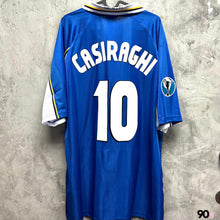 將圖片載入圖庫檢視器 《原裝復刻》 1998 車路士｜Scoredraw ECWC Final 主場復刻｜連復刻字章｜BNWT｜1998 Chelsea X Scoredraw ECWC Final Retro with retro Printing  ( Multiple Sizes )
