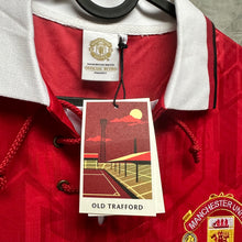 Load image into Gallery viewer, 《原裝復刻》1993-94 曼聯｜官方復刻主場｜連復刻字章｜BNWT｜1993-94 Manchester United Official Retro Home with retro Printing  ( Multiple Sizes )
