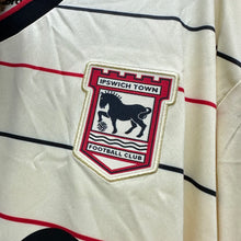 Load image into Gallery viewer, 2026-27 葉士域治｜作客｜BNWT｜2026-27 Ipswich Away ( Multiple Sizes )
