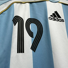 Load image into Gallery viewer, 《原裝復刻》 2006-07 阿根廷｜原裝復刻主場｜#19 美斯｜BNWT｜2006-07 Argentina x Adidas Home Official Reissue ( Multiple Sizes )

