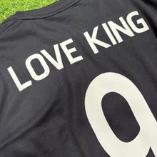 將圖片載入圖庫檢視器 2016-17 泰國｜特別版｜#9 Love King Forever｜BNWT｜XL｜2016-17 Thailand Special #9 Love King Forever ( XL )
