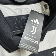 將圖片載入圖庫檢視器 2025-26 祖雲達斯｜第四球衣長袖｜球員版｜BNWT｜2025-26 Juventus Fourth L/S Authentic ( Multiple Sizes )
