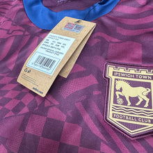 將圖片載入圖庫檢視器 2024-25 葉士域治｜作客｜連英超字章｜BNWT｜2024-25 Ipswich Away with EPL Set ( Multiple Sizes )
