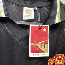 Load image into Gallery viewer, 《原裝復刻》1998-99 曼聯｜官方復刻第二作客｜連復刻字章｜BNWT｜1998-99 Manchester United Official Retro Third with retro printing ( Multiple Sizes )
