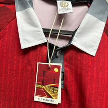 Load image into Gallery viewer, 《原裝復刻》1996-98 曼聯｜官方復刻主場｜連復刻字章｜BNWT｜1996-98 Manchester United Official Retro Home with retro printing ( Multiple Sizes )
