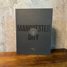 Load image into Gallery viewer, 2025-26 曼城｜作客｜球員版 Box Set｜BNWT｜2025-26 Manchester City Away Authentic Boxset  ( Multiple Sizes )
