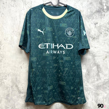 將圖片載入圖庫檢視器 2025-26 曼城｜x EAFC 第四球衣｜BNWT｜2025-26 Manchester City x EAFC 第四球衣 ( Multiple Sizes )
