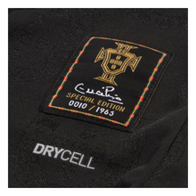 將圖片載入圖庫檢視器 2025-26 葡萄牙｜尤西比奧特別版｜球員版 Box Set｜BNWT｜2025-26 Portugal Puma Eusebio Special Edition Authentic Box Set （ Multiple Sizes )
