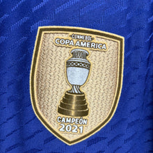 Load image into Gallery viewer, 2022 阿根廷｜2星作客｜球員版｜2021 美洲杯冠軍章｜#10 美斯｜BNWT｜Asia L｜2022 Argentina Away Player Version #10 Messi With 2021 Copa America Campeón Badge ( Asia L )
