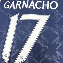 將圖片載入圖庫檢視器 《Official Printing &amp; Patches》 2024-25 曼聯｜作客球會字｜2024-25 Manchester United Away Official Nameset
