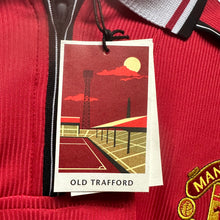 將圖片載入圖庫檢視器 《原裝復刻》1998-00 曼聯｜官方復刻主場長袖｜連復刻字章｜BNWT｜1998-00 Manchester United Official Retro Home L/S with retro printing ( Multiple Sizes )
